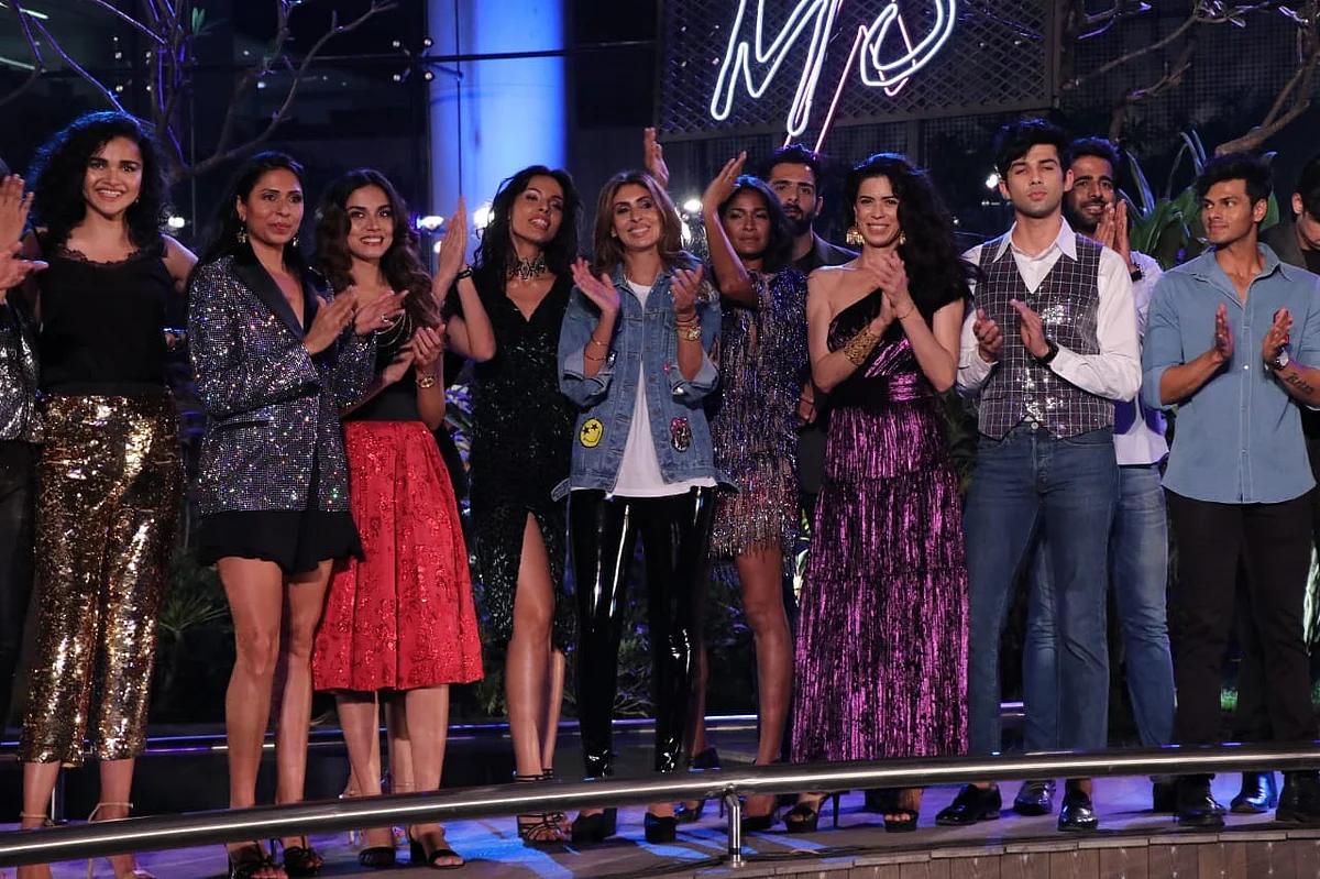 Jaya Bachchan is every Indian mom ever as daughter Shweta exhibits her fashion label