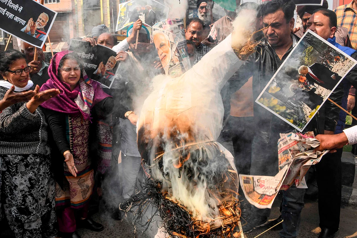 Congress Party workers shout slogans as they burn an effigy of India's Prime Minister Narendra Modi during a demonstration to protest against the violence occurring in New Delhi, in Amritsar on February 26, 2020
