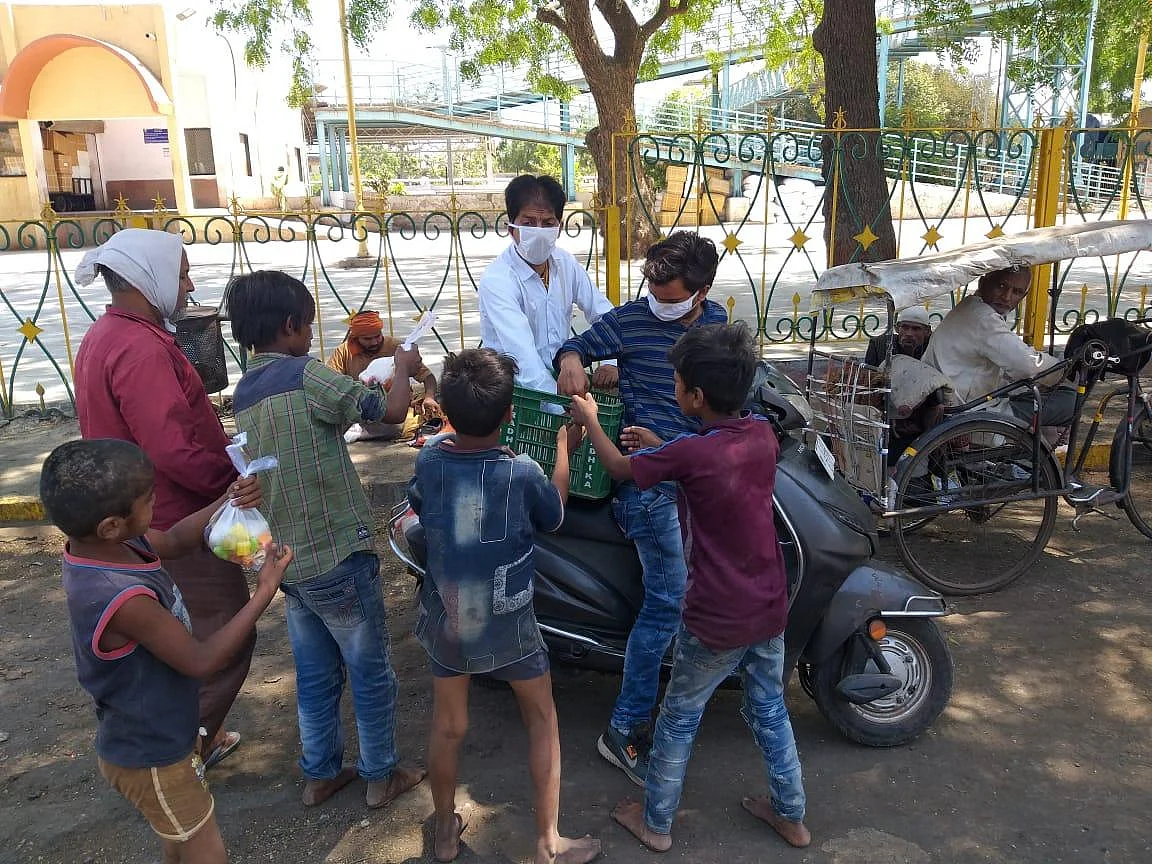 Coronavirus Lockdown: Western Railway RPF, IRCTC distribute food packages to poor; see pics