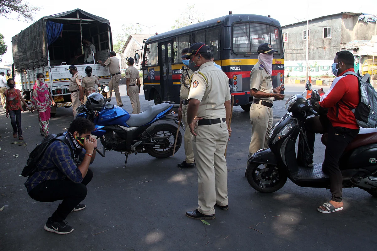 Mumbai Traffic Police makes violaters do sit-ups for coming out of their homes during lockdown.