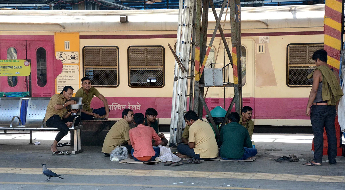 Railway Stall workers together lunch in Railway Platform during lock down in the wake of Coronavirus pandemic Andheri in Mumbai on Monday.