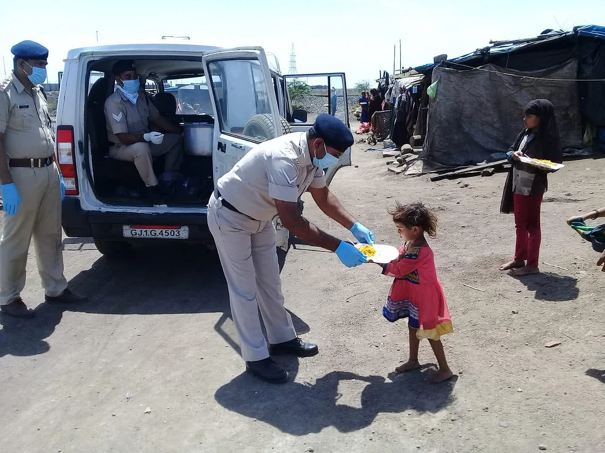 Coronavirus Lockdown: Western Railway RPF, IRCTC distribute food packages to poor; see pics