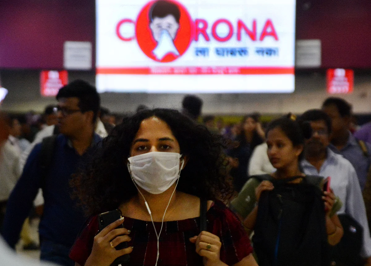 Railway passengers wearing masks at Churchgate Station