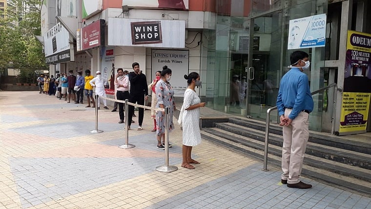 Amid Coronavirus Lockdown Mumbaikar S Attempt Social Distancing While Buying Essentials Andheri east is home to many smes and startups. amid coronavirus lockdown mumbaikar s