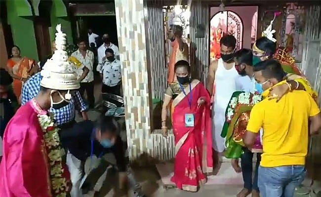 Learn Nikhil Kumaraswamy Bengal Couple Marries With Masks