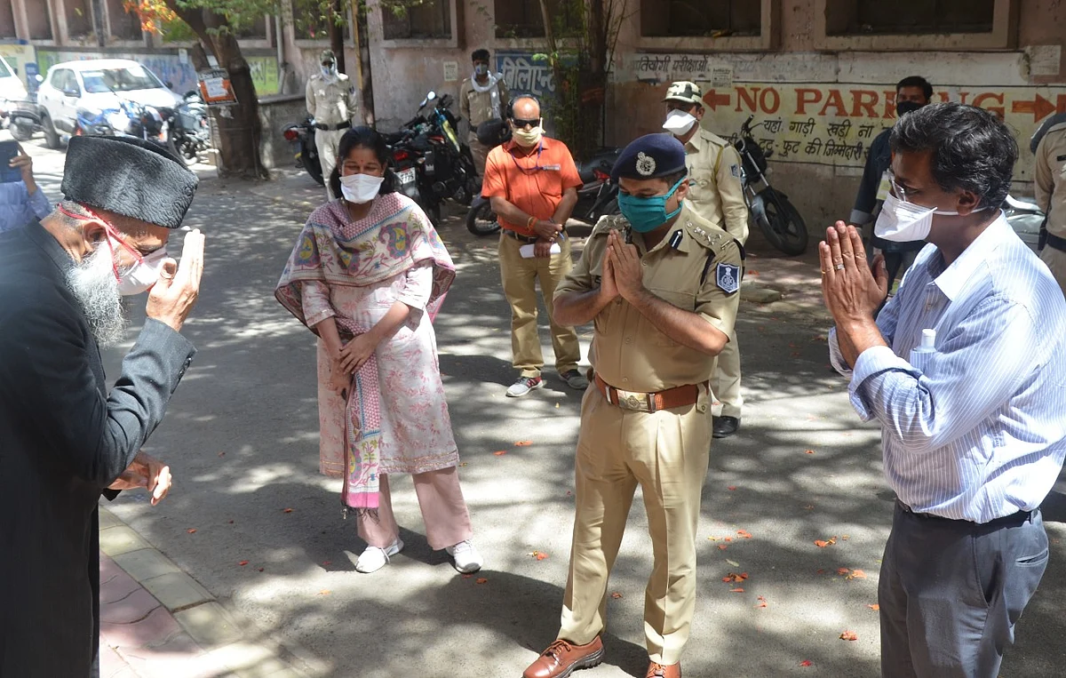 Collector Manish Singh and DIG Harinaryanachari Mishra wishing Shahar Qazi Dr Ishrat Ali on Eid