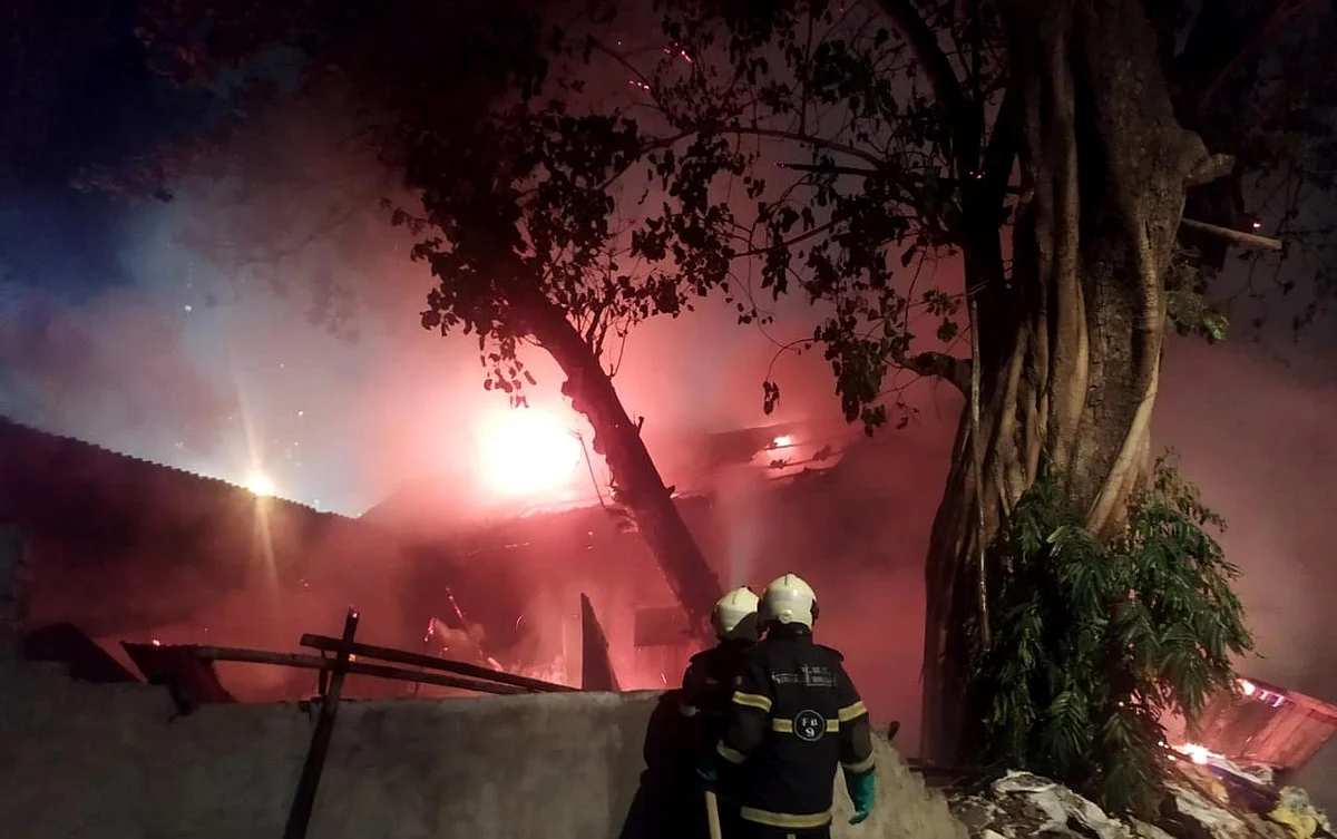 Mumbai: Fire breaks out at popular Ganpati idol maker Vijay Khatu's godown in Chinchpokli