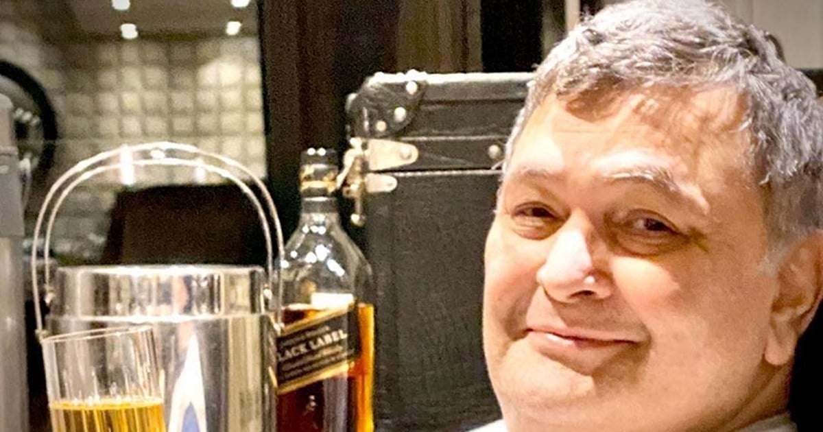 Neetu Kapoor shares rare picture of Rishi Kapoor relishing a glass of