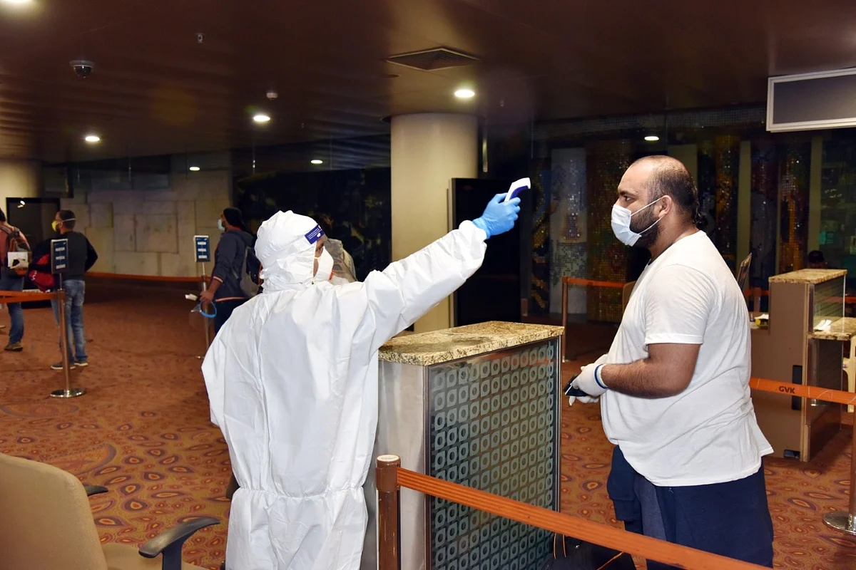Medical staff checked the temperature of passengers upon their arrival in Mumbai