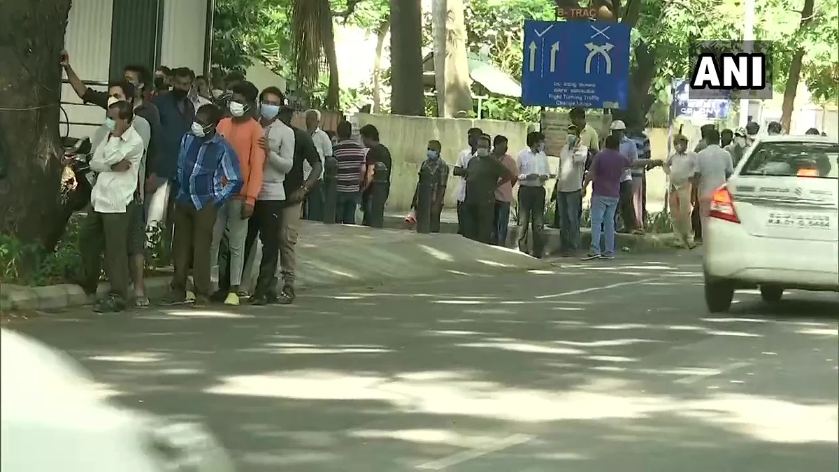 What social distancing? Booze lovers throng to liquor shops as MHA relaxes rules on sale of alcohol; Watch video