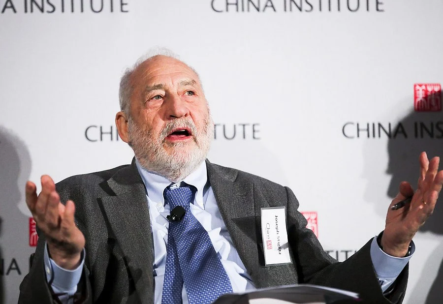 Nobel Prize-winning American economist Joseph Stiglitz speaks at a panel discussion, part of the China Institute 2018 Executive Summit, "U.S.-China Business in the New World Order," in New York, the United States, on April 12, 2018. (Xinhua/Wang Ying)