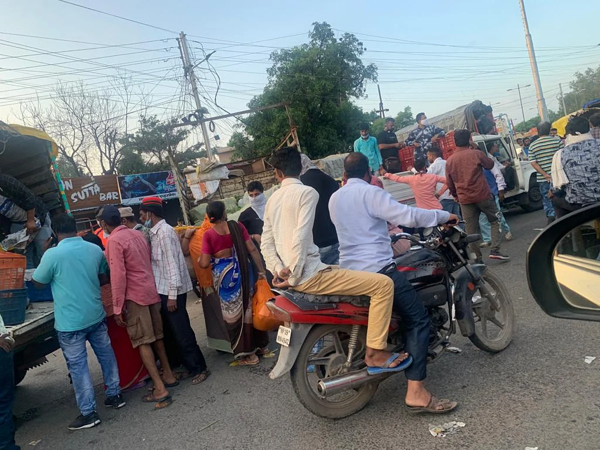 Coronavirus in Indore: No masks, social distancing norms ...