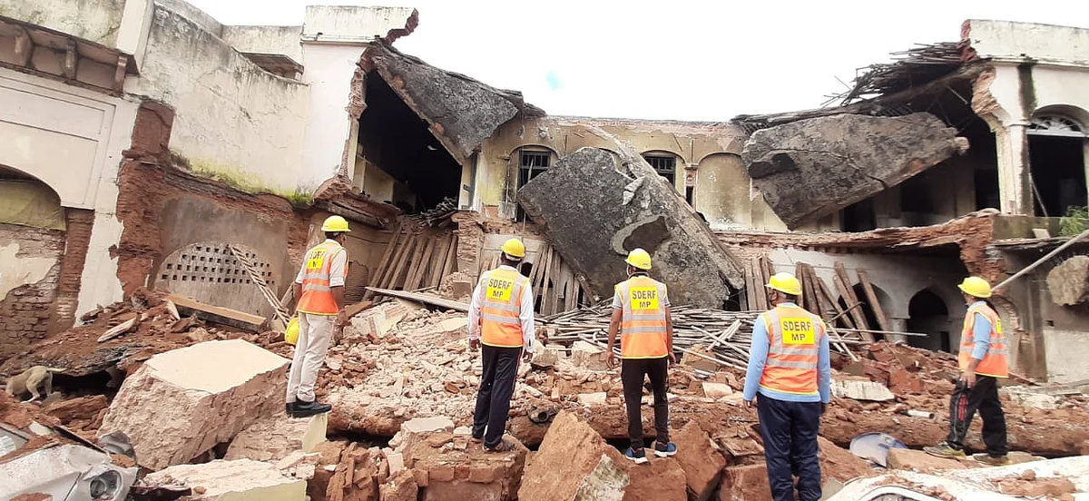 Madhya Pradesh: Zonal office building of municipal corporation collapses in Bhopal, several vehicles damaged