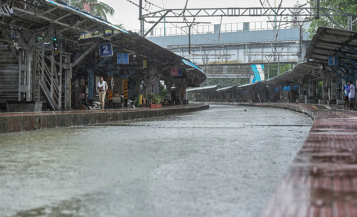Wall collapse, uprooted trees and damaged vehicles - How heavy rains wreaked havoc in Thane