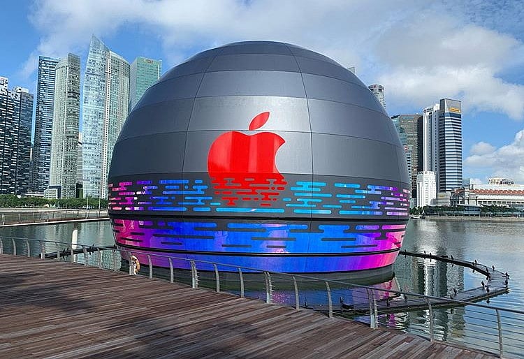 Photos Reveals Foster Partners Floating Apple Marina Bay Sands Store