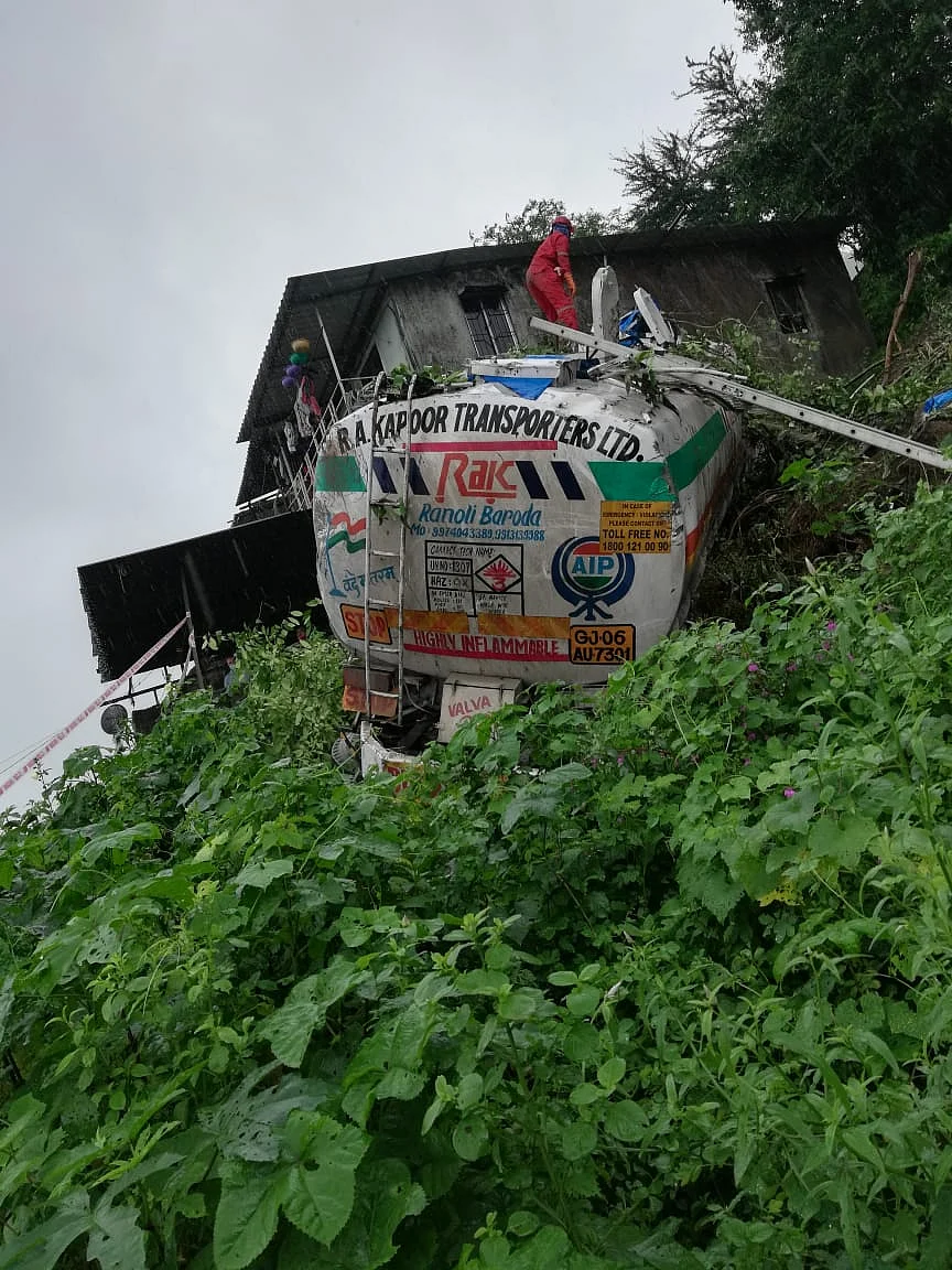 Tanker carrying chemical falls from Thane's Mumbra bridge; driver injured