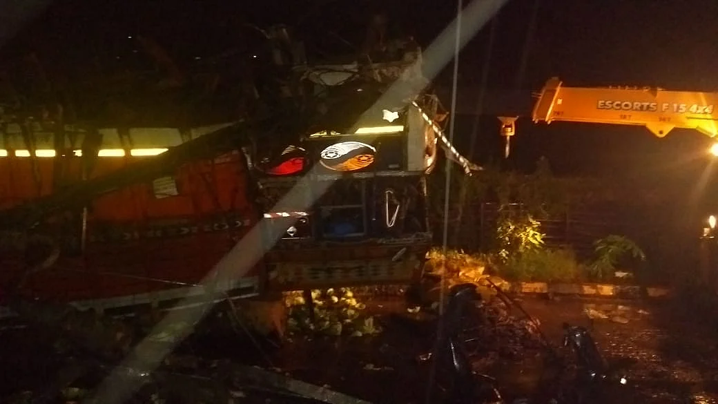 Thane: Truck loaded with vegetables topple near Ghodbunder Road; four injured