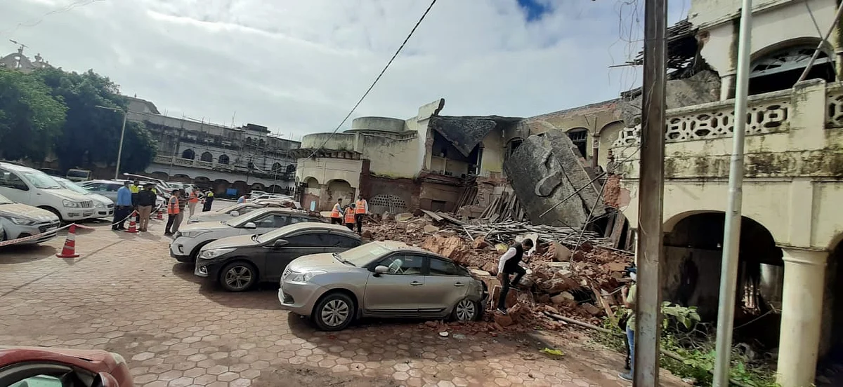 Madhya Pradesh: Zonal office building of municipal corporation collapses in Bhopal, several vehicles damaged
