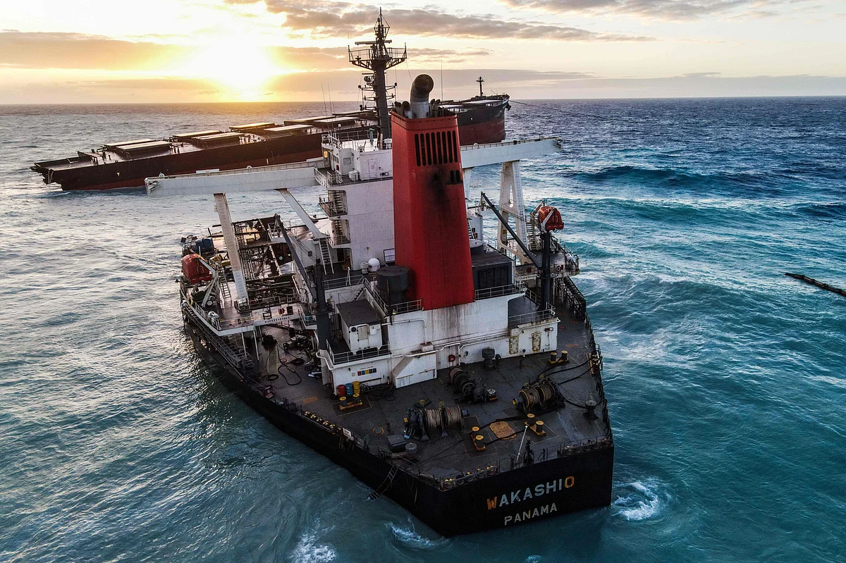 Indian Coast Guard sends 10-member team to help Mauritius control oil spill