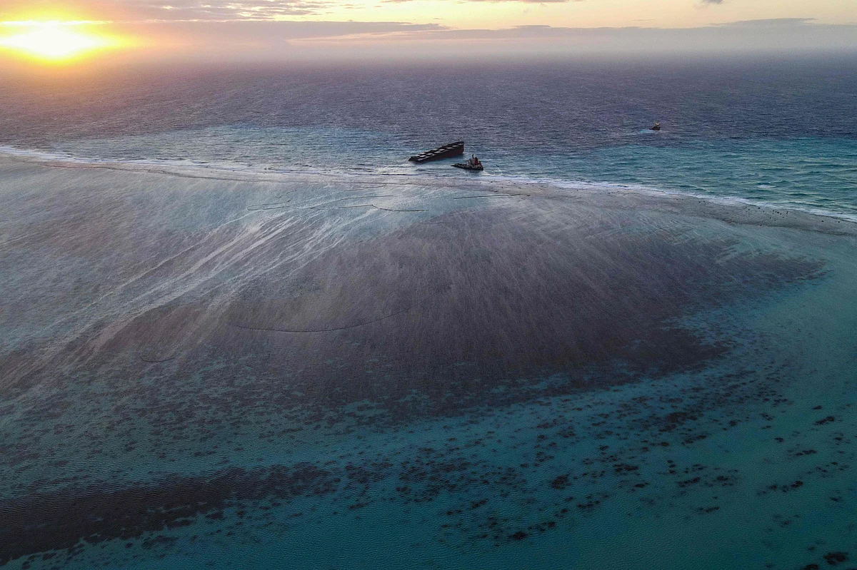 Indian Coast Guard sends 10-member team to help Mauritius control oil spill