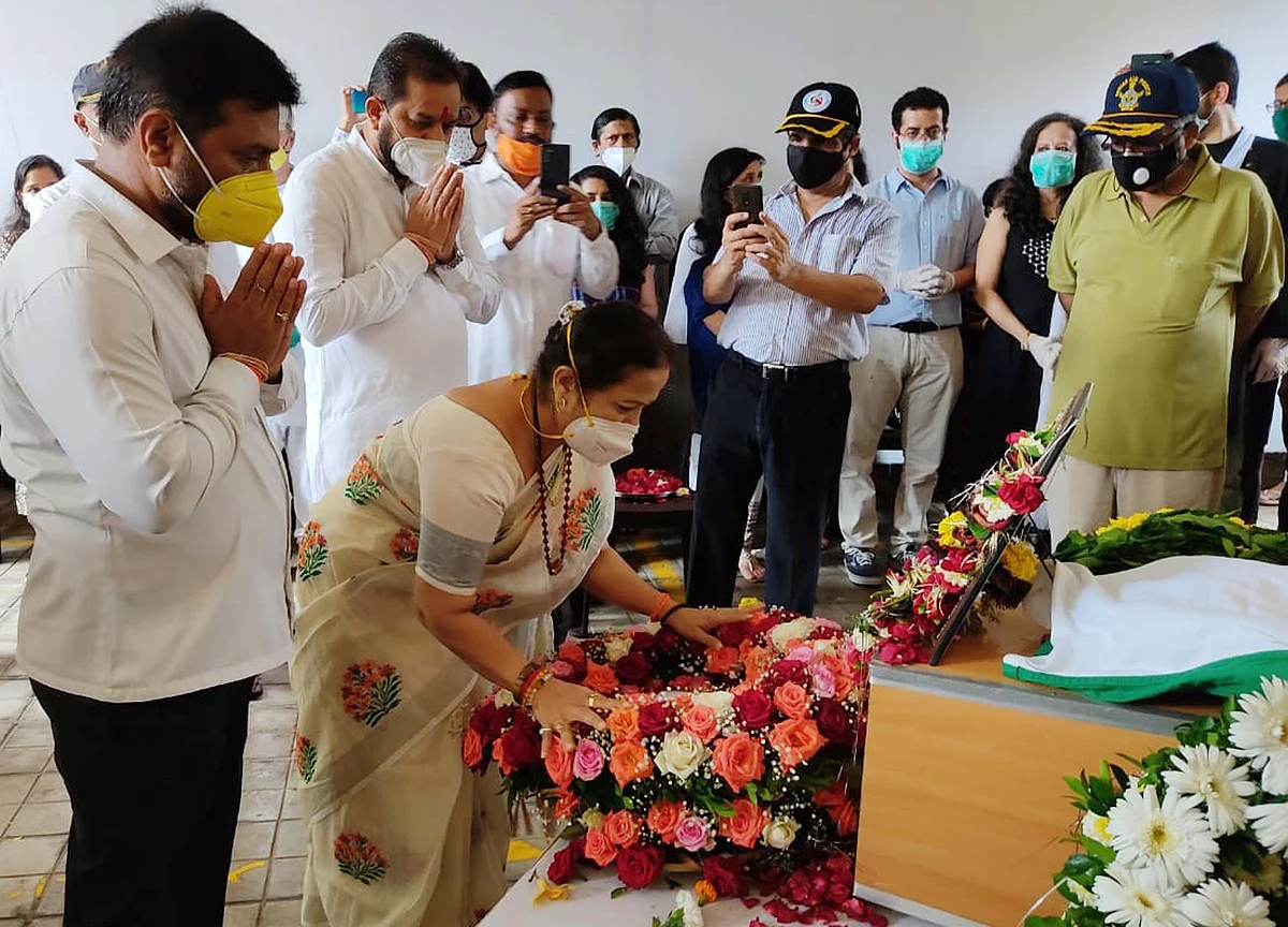 Relatives, friends and others, including Mumbai Mayor Kishori Pednekar, paid floral tributes before the final procession began.