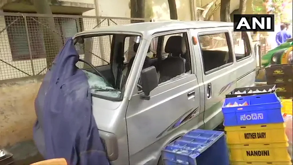 The mob then targeted the police station and damaged vehicles.