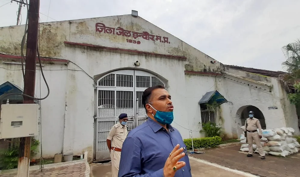 The jail headquarters sent jail DIG Sanjay Pandey to Indore for investigation after the photo of KK Kulshrestha, the jailor of the district jail along with Shweta Vijay Jain, an accused in the Honey Trap case, went viral. The DIG arrived at the district jail.