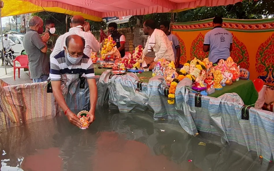 Indore: Teary-eyed, people bid adieu to Lord Ganesh