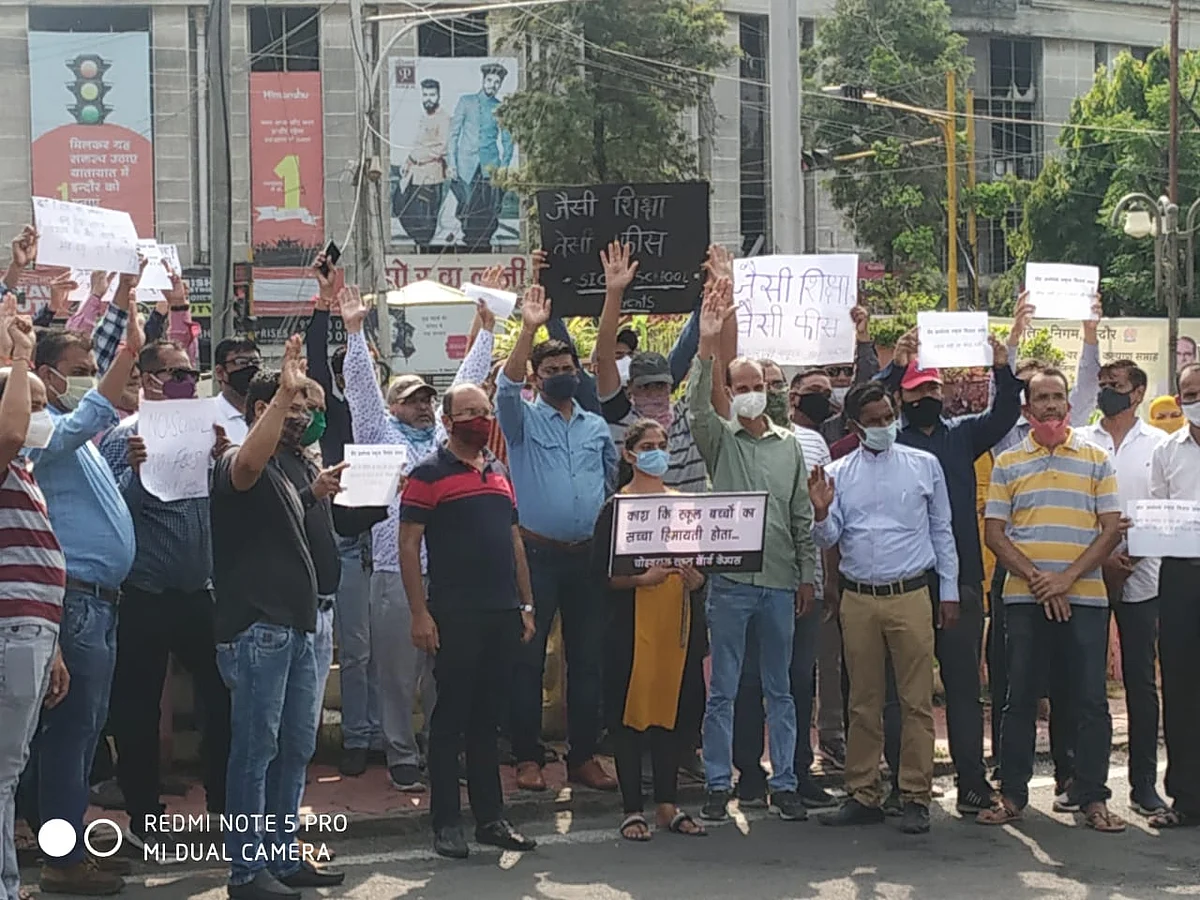 Indore: More than 500 parents protest against govt & schools demanding fee relief
