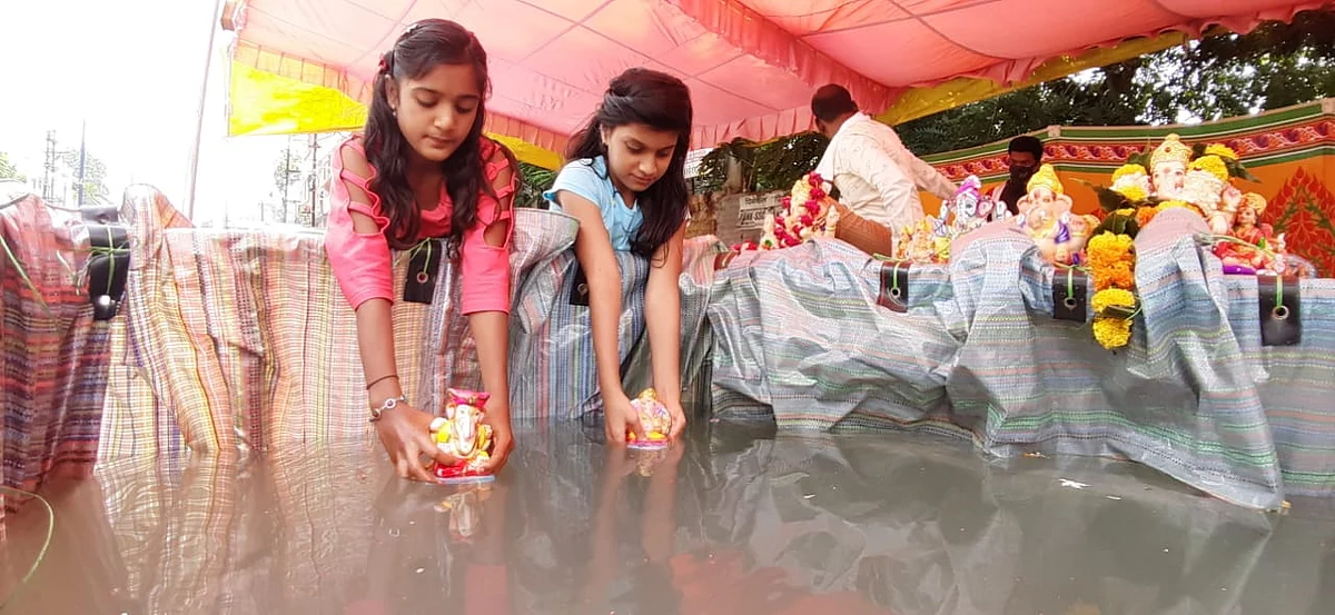 Indore: Teary-eyed, people bid adieu to Lord Ganesh