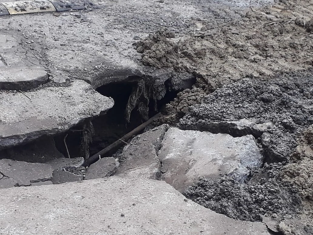 Mumbai: Part of caves in Girgaon near Metro 3 project work site, vehicular traffic shut