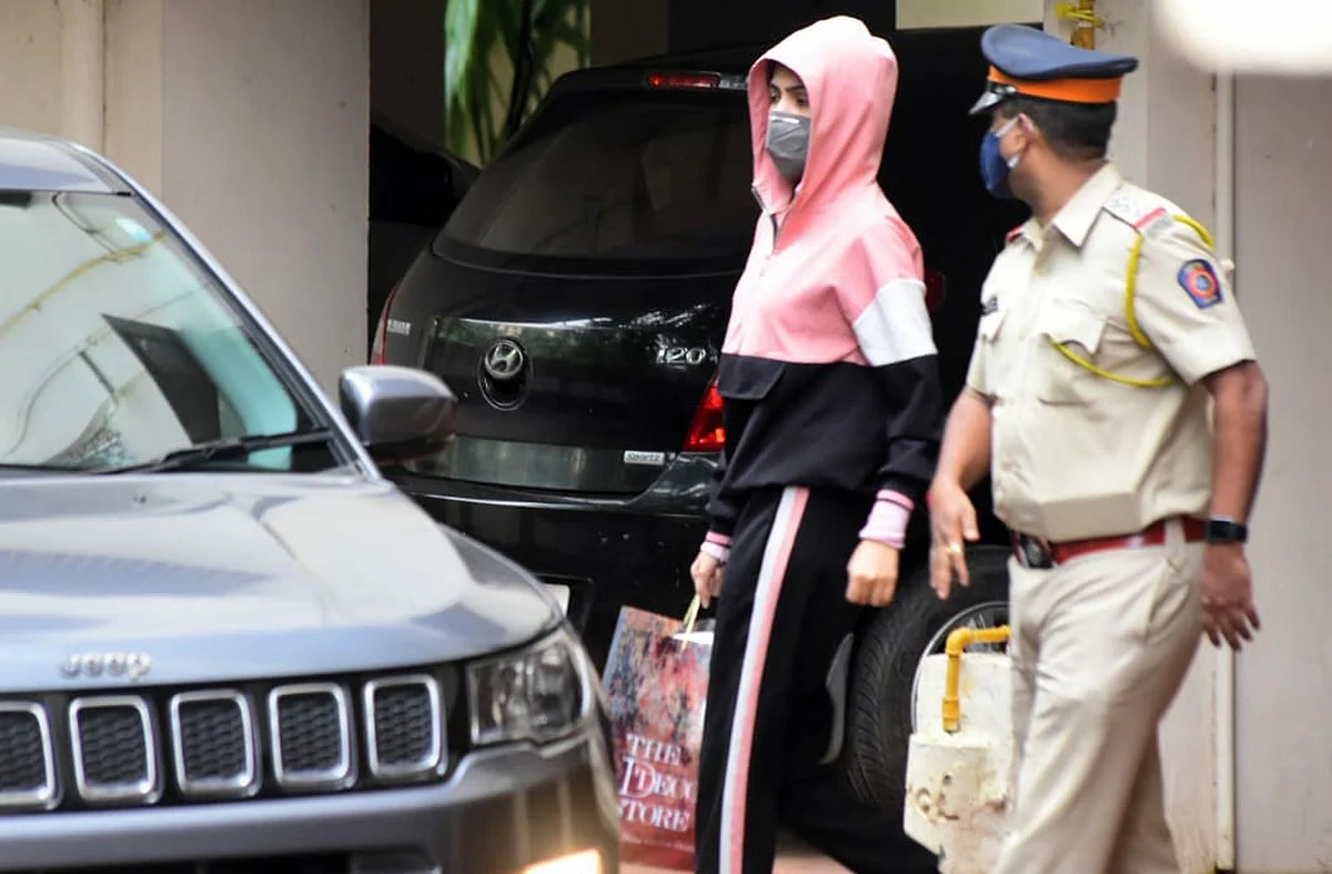Which gold-digger shops from Zara? Rhea's pink tracksuit worth Rs 5,700 shows consistency in her claims