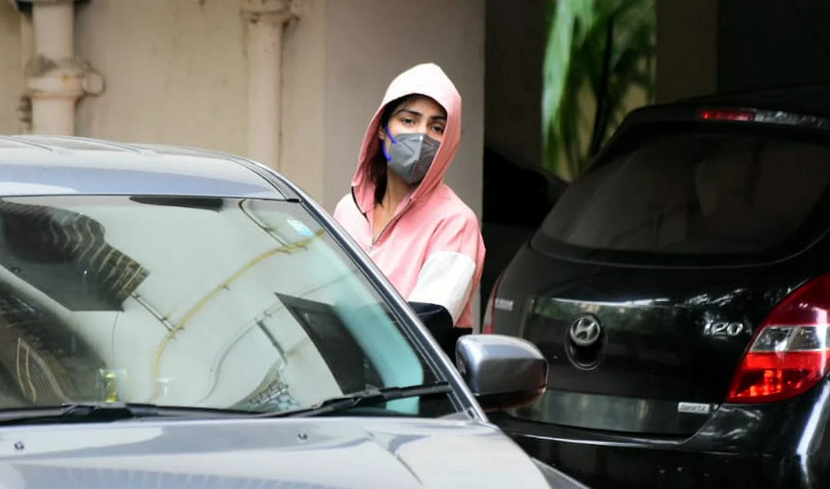 Which gold-digger shops from Zara? Rhea's pink tracksuit worth Rs 5,700 shows consistency in her claims
