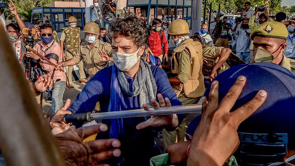 Congress leader Priyanka Gandhi Vadra at Delhi-Noida border in an attempt to protect Congress workers from lathicharge.