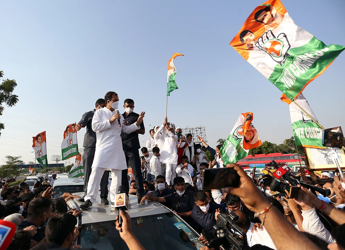 National Congress leader Rahul Gandhi (C) speaks to supporters before being allowed to move with his sister Priyanka Gandhi Vadra towards the Uttar Pradesh state to meet the relatives of the 19-year-old allegedly gang-raped victim, at the Delhi Noida Direct flyway toll plaza on October 3, 2020. - Five senior police officers have been suspended over their handling of an investigation into the gang-rape and murder of a 19-year-old woman that has sparked outrage across India and triggered days of protests.