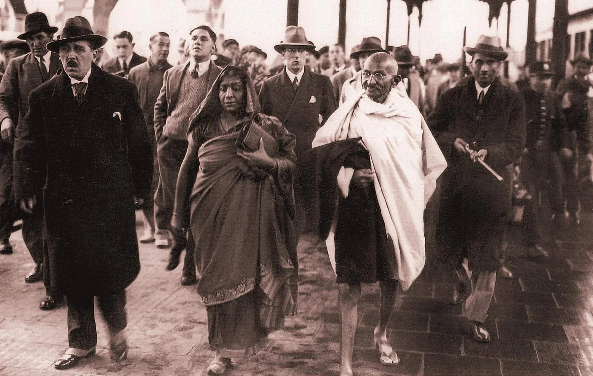 Gandhi with Sarojini Naidu walking towards the venue of Round Table Conference, 1931