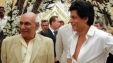 Yrf Denies Rumours Of Shah Rukh Khan Playing Yash Chopra In Filmmaker S Biopic Jego ojciec, taj mohammed khan i matka, lateef fatima, pochodzili z pasztunów z peszawaru w dzisiejszym pakistanie. shah rukh khan playing yash chopra
