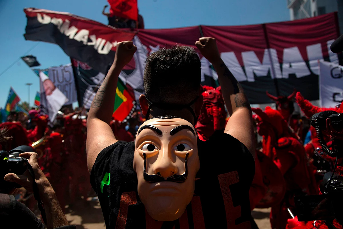 A demonstrator wearing a witch mask commemorates the first anniversary of the social uprising in Chile, in Santiago, October 18, 2020, as the country prepares for a landmark referendum. - Changing the constitution enacted under former dictator Augusto Pinochet, who ruled from 1973-90, was a key demand of protesters during the two months of violent civil unrest against the government and inequality. Chileans will be asked two questions on October 25: do they want a new constitution and who should draft it.