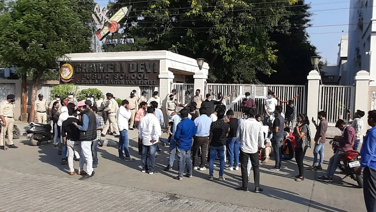 Indore: Irked parents protest in front of Chameli Devi Public School over management's negligent behavior