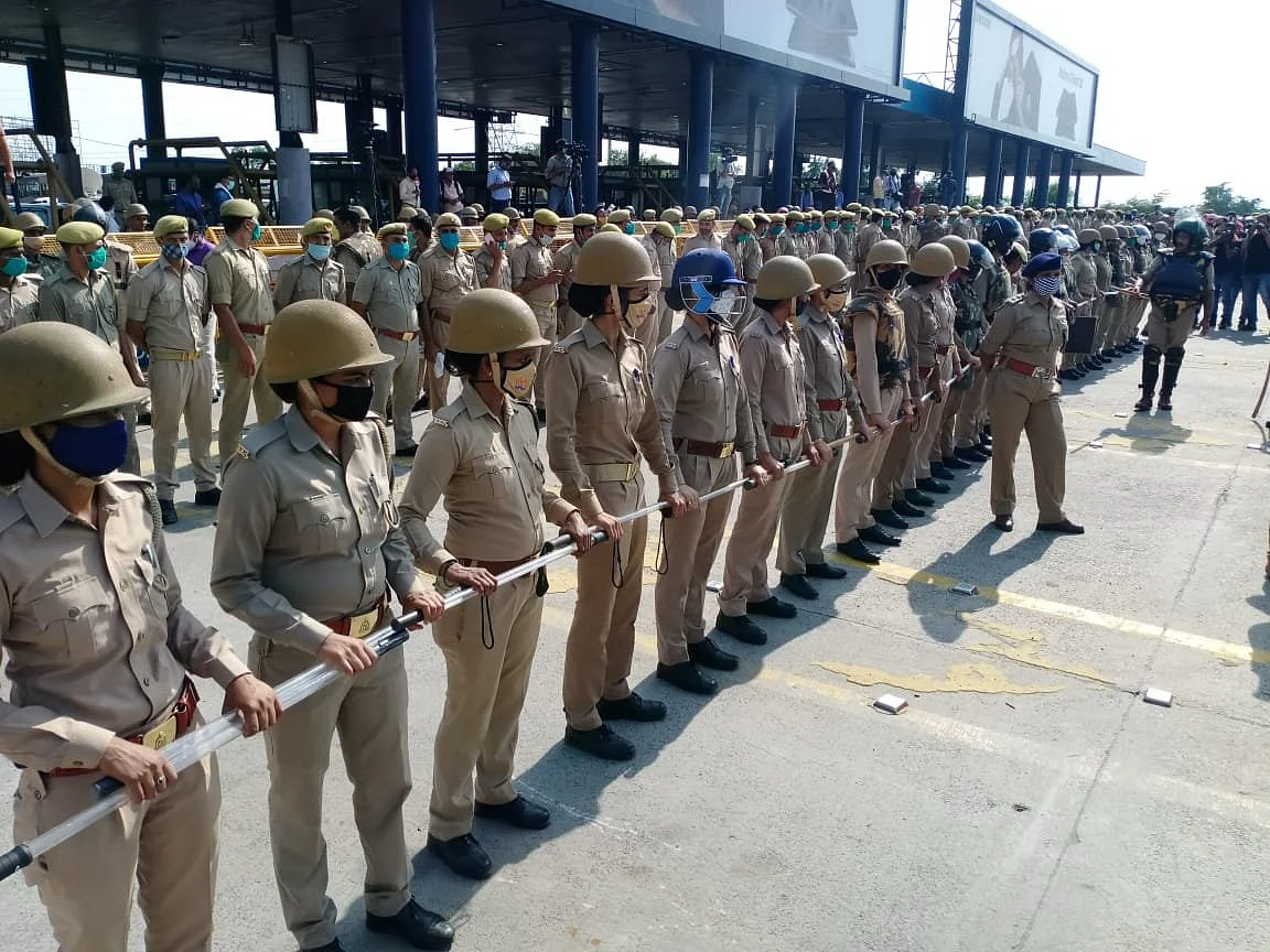 Police force deployed at the Delhi-Noida Border earlier today.
