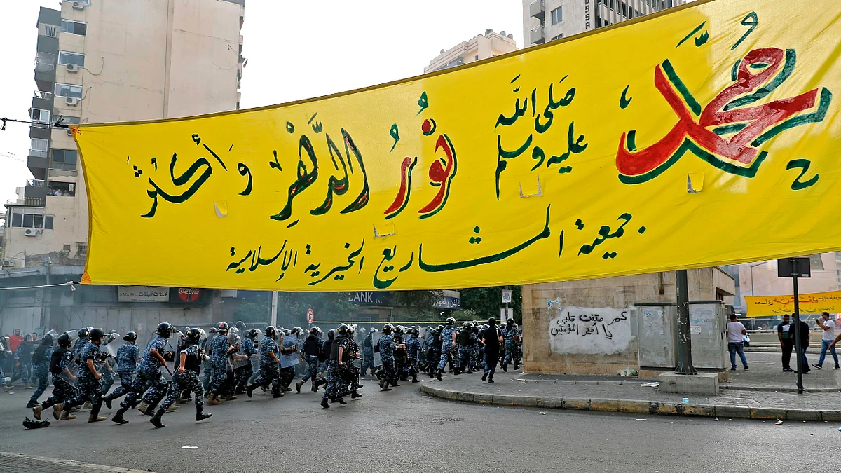 Members of Lebanons security forces charge amid clashes with demonstrators at a rally called by an Islamist group in Beirut