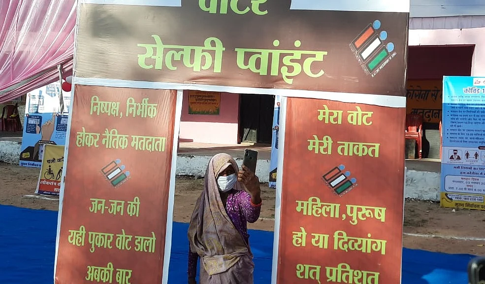 Elderly voters of Malhara taking selfie at Selfie Point after voting at Adarsh polling station in Badamalhara.
