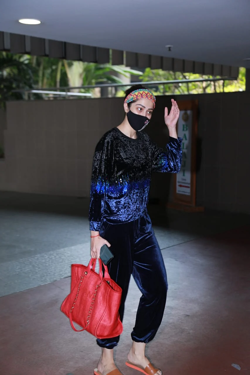 Celebrity Spotting: Deepika, Siddhant arrive for shoot; Malaika visits salon in Bandra