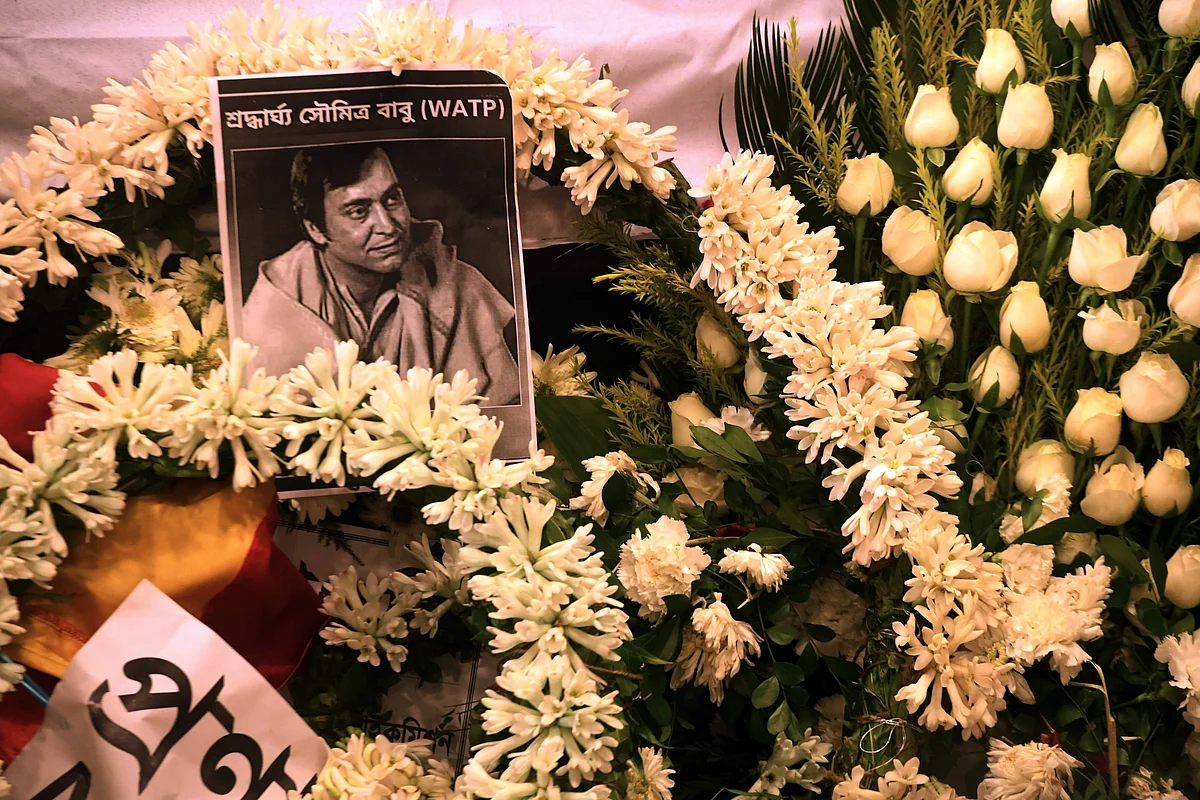 In Pics: Bengal bids tearful farewell to Soumitra Chatterjee
