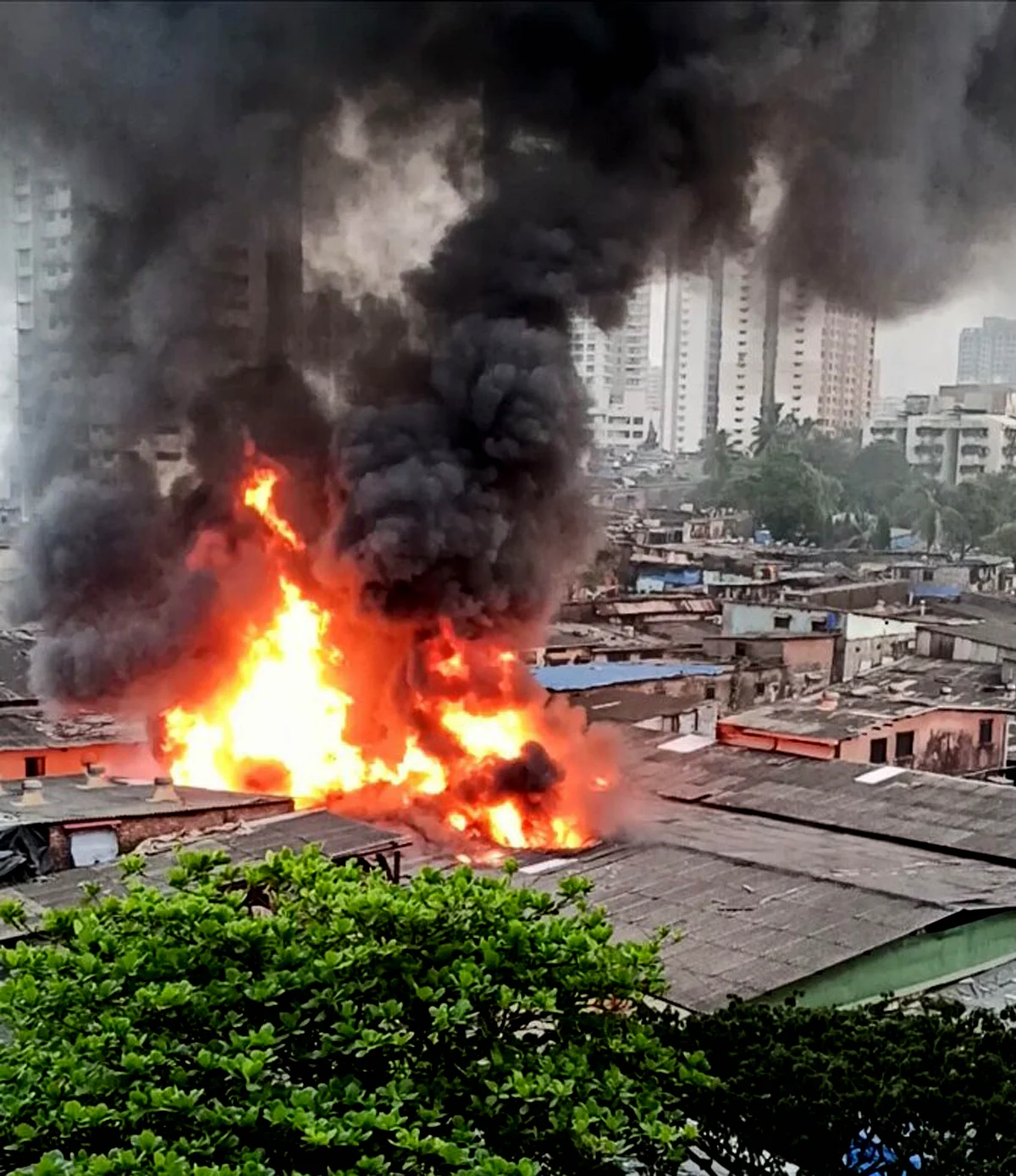 Mumbai: Massive fire at Malad's Pathanwadi road