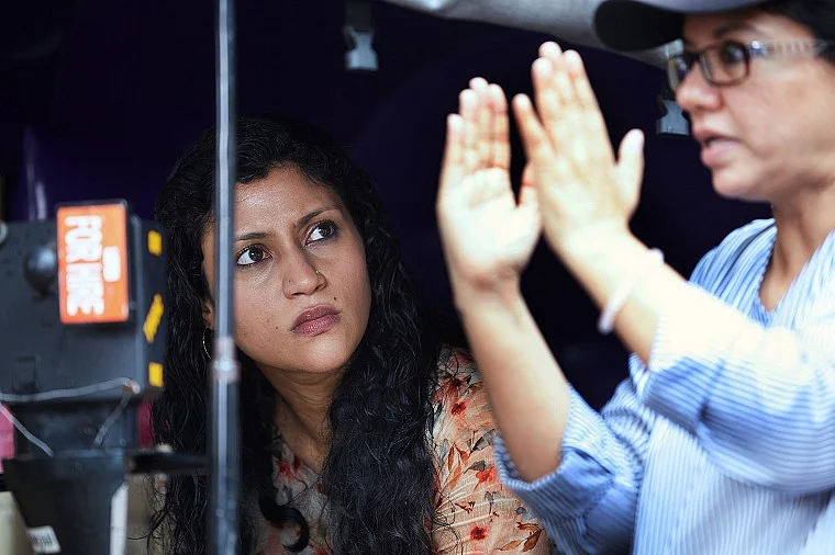 Tanuja with Konkona Sensharma on set of A Monsoon Date