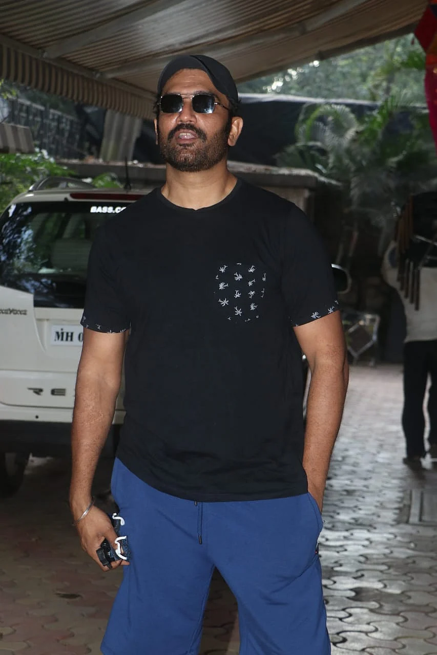 Celebrity Spotting: Deepika, Siddhant arrive for shoot; Malaika visits salon in Bandra