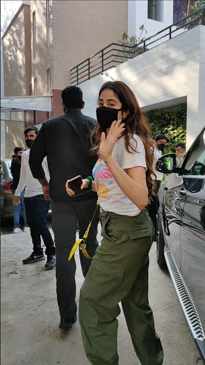 In Pics: Janhvi Kapoor, Ali Fazal, Richa Chaddha, Alaya F and other Bollywood celebs spotted in Mumbai