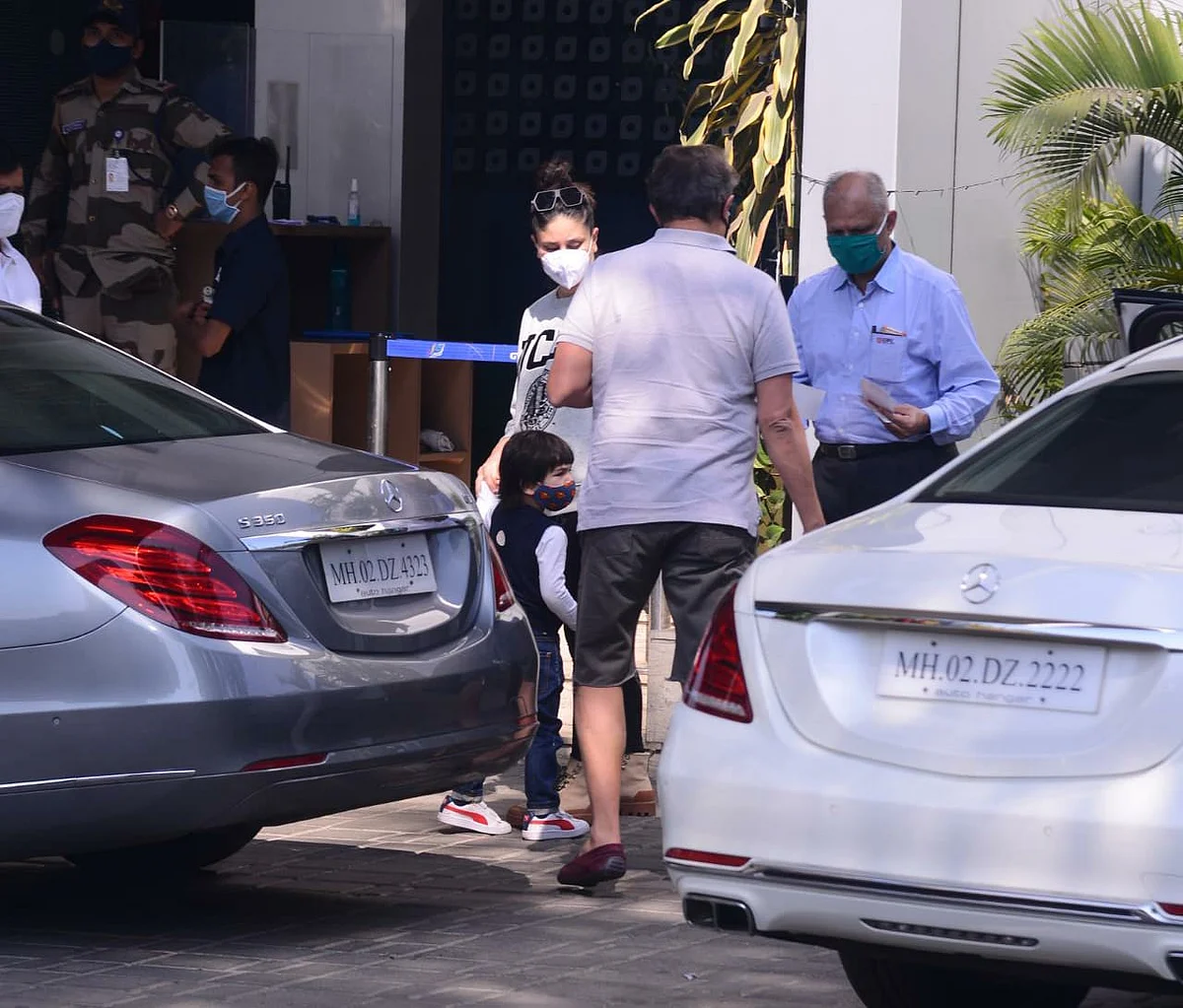 Celebrity Spotting: Kareena Kapoor, Taimur Ali Khan, Alia Bhatt and Ranbir Kapoor captured by shutterbugs