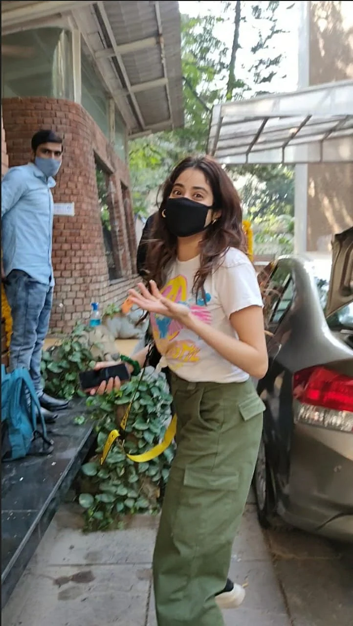 In Pics: Janhvi Kapoor, Ali Fazal, Richa Chaddha, Alaya F and other Bollywood celebs spotted in Mumbai